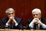 BEKYMRING. Portugals premierminiser Jose Socrates (tv) trak sig i går, da det portugisiske parlament stemte imod en spareplan fra hans mindretalsregering. Ved hans side ses her finansminister Fernando Teixeira dos Santos 