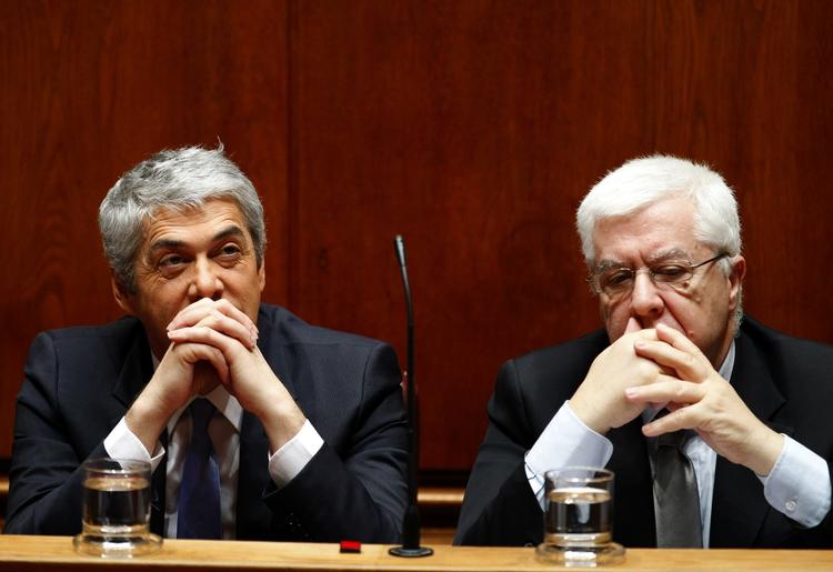 BEKYMRING. Portugals premierminiser Jose Socrates (tv) trak sig i går, da det portugisiske parlament stemte imod en spareplan fra hans mindretalsregering. Ved hans side ses her finansminister Fernando Teixeira dos Santos 