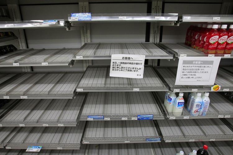 Hamstring. Torsdag er hylderne næsten helt tømt i denne butik i Tokyo. 
