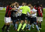 uenighed. For en måned siden var spillerne fra AC Milan og Genoa ikke helt enige med Gianluca Rocchi under en kamp, som AC Milan vandt 3-0. 