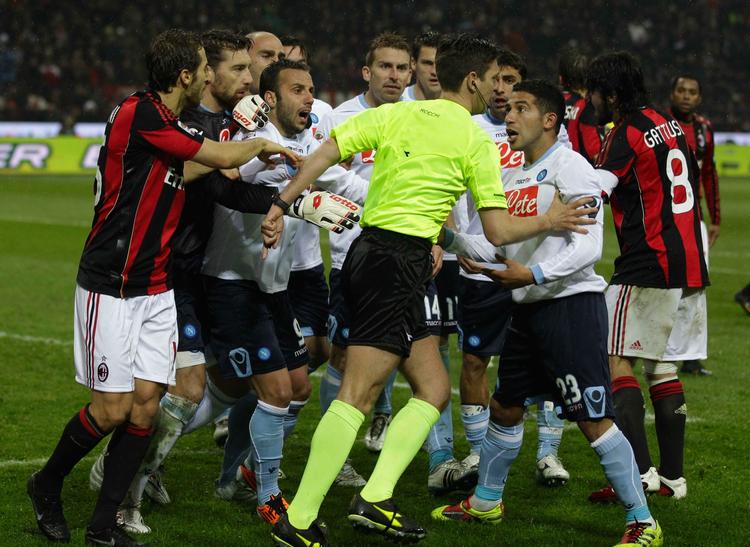 uenighed. For en måned siden var spillerne fra AC Milan og Genoa ikke helt enige med Gianluca Rocchi under en kamp, som AC Milan vandt 3-0. 