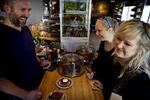 Humør. Ejeren af Kaffeslabberas'en, Claus Schulze, sikrer både god stemning og effektiv betjening. Foto: Martin Lehmann 