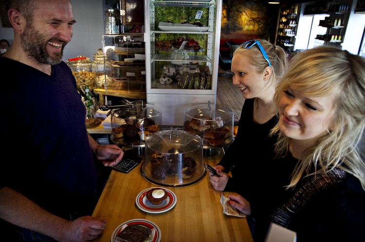 Humør. Ejeren af Kaffeslabberas'en, Claus Schulze, sikrer både god stemning og effektiv betjening. Foto: Martin Lehmann 