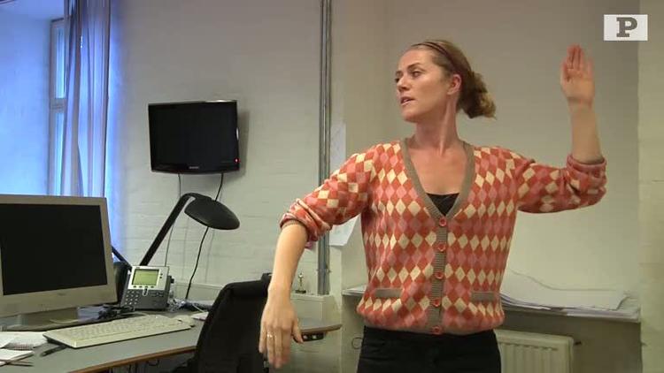 FÆRDSELSBETJENT. Du ligner en fortravlet betjent, men den er god for nakkens små muskler. 