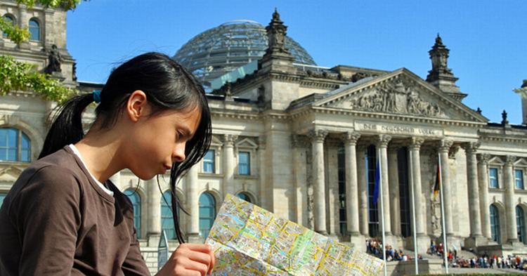 En pause foran Reichstag, Tysklands parlamentsbygning tæt på Brandenburg Tor. 
