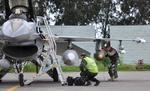 Afgang. Et dansk F-16-fly er ved at blive udstyret i Sicilien,. hvorfra missionerne over Libyen går. 