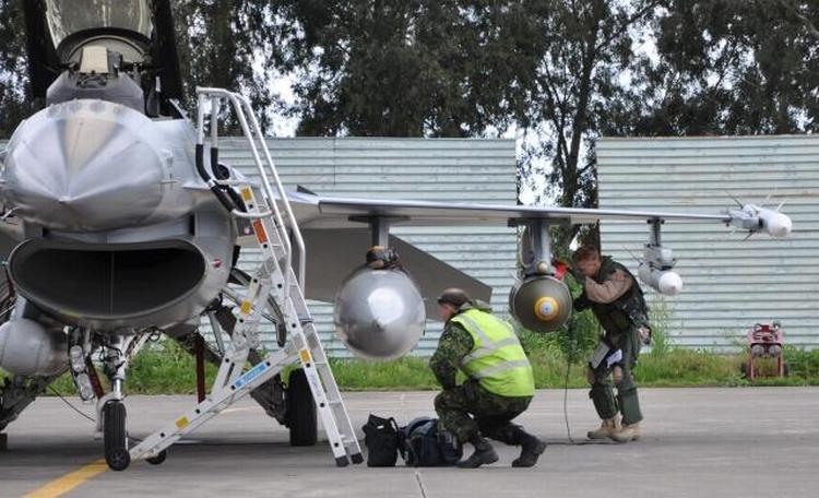 Afgang. Et dansk F-16-fly er ved at blive udstyret i Sicilien,. hvorfra missionerne over Libyen går. 