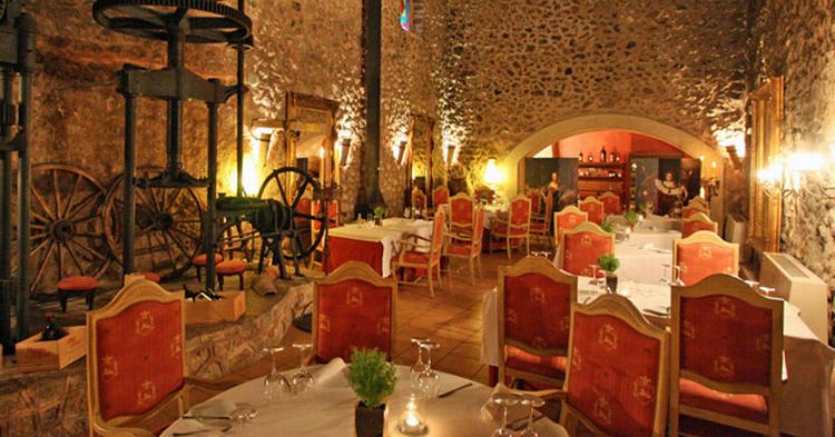 OLIEMØLLE. Restauranten La Pousada del Marques er indrettet i en gammel mølle, så møllestenen og oliepressen står der stadig. 