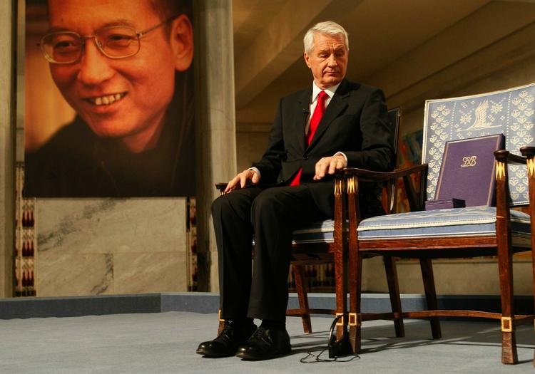 PRISCEREMONI. Da fredsprisen skulle overrækkes, stod modtagerens stol tom: Liu Xiaobo havde ikke fået lov at forlade fængslet for at deltage i ceremonien i Oslo. Han skulle ellers sidde ved siden af priskomitéens formand, Thorbjørn Jagland. 