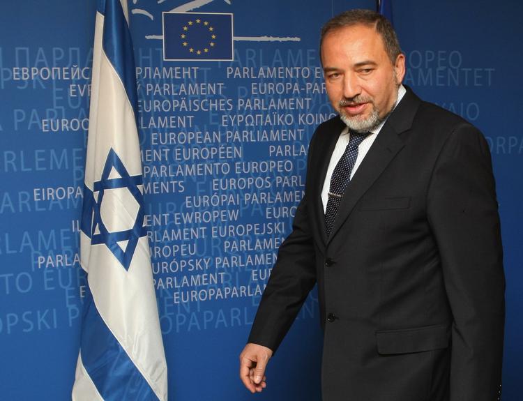 Bombeiver. Israels premierminister ser gerne, at Syrien og Iran bliver straffet af Vesten. 