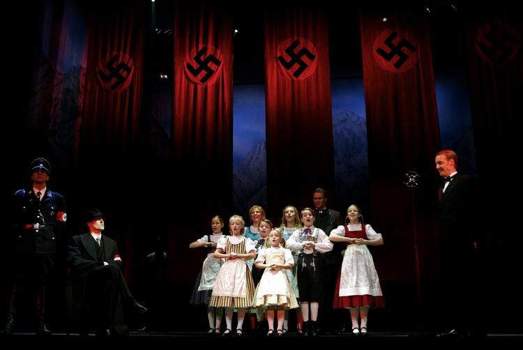 Børnekor. Da Københavns Teater skulle spare penge, valgte man at fjerne huslejetilskuddet til Det Ny Teater, der er kendt for sine musicalopsætninger. Her er det en scene fra opsætningen af 'Sound of Music' på samme teater. 