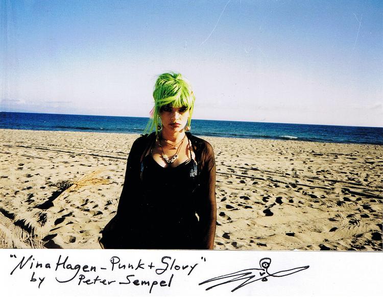 punkdoku. Filmskaberen Peter Sempel har i flere år fulgt punkdronningen Nina Hagen og dokumenterer hendes mange sider. Foto: Peter Sempel 