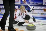Koncentration. Danmarks Jeanne Ellegaard med stenen, da Danmark i aften mødte Rusland under VM-curling for kvinder i Esbjerg. 