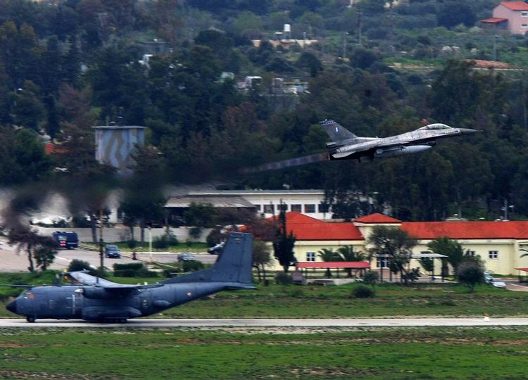 Opbakning. Blandt andre Grækenland og Danmark har F16-jagere i aktion over Libyen. Nu sender De Forenede Arabiske Emirater også jagerfly af sted. 