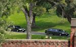 Afsked. Gæsterne ankommer i limousiner, til kirkegården Forest Lawn i Los Angeles. 