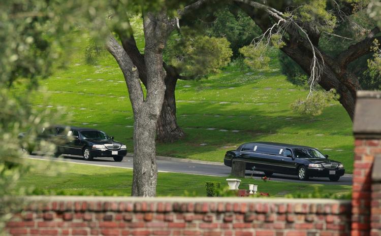Afsked. Gæsterne ankommer i limousiner, til kirkegården Forest Lawn i Los Angeles. 