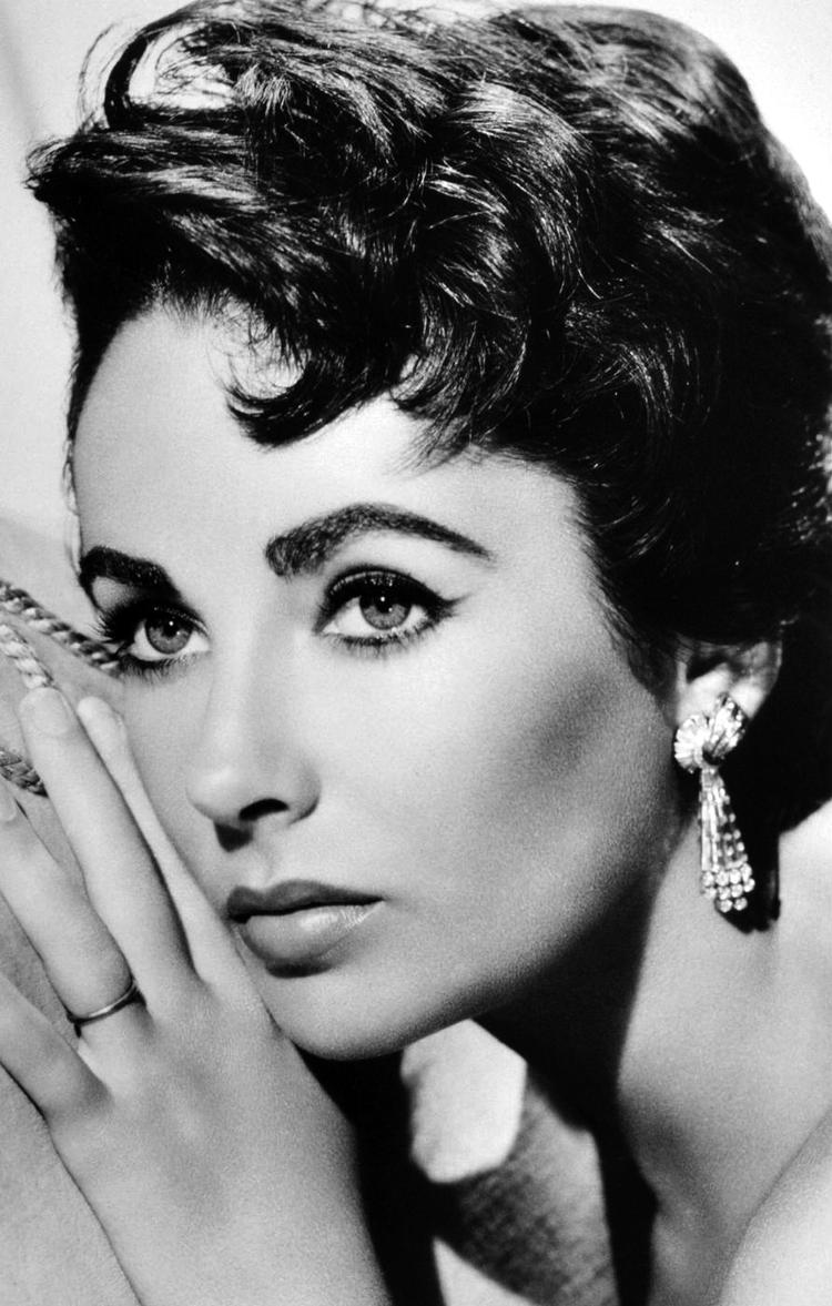 Hvorfra? New York Times bragte i går en nekrolog, der var skrevet af avisens tidligere teateranmelder – som selv døde for seks år siden. 