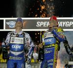 opbakning. På banen har Nicki Pedersen (tv.) og Tomasz Gollob udkæmpet masser af dueller, og sidste år blev de nummer to og et i det tjekkiske grandprix. 