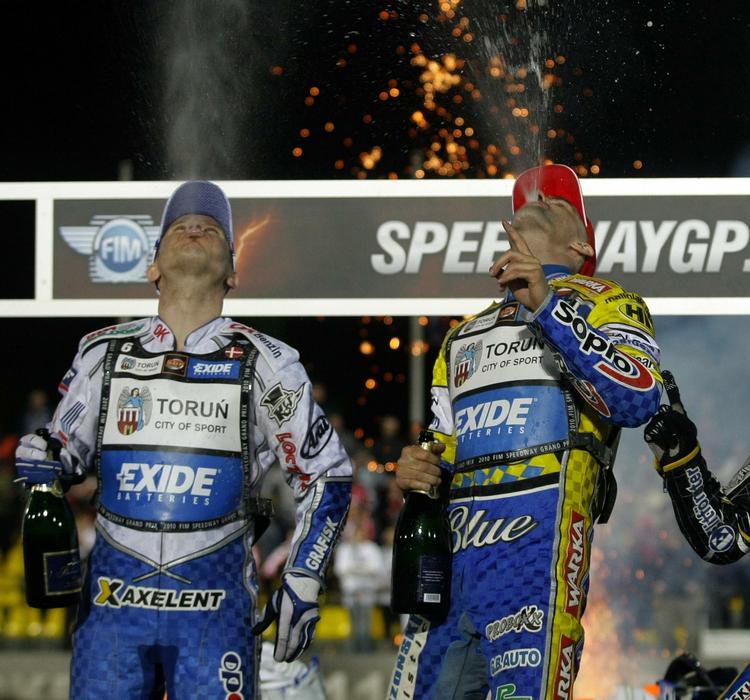 opbakning. På banen har Nicki Pedersen (tv.) og Tomasz Gollob udkæmpet masser af dueller, og sidste år blev de nummer to og et i det tjekkiske grandprix. 