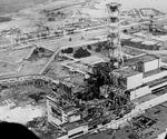 ATOMKATASTROFE. Tjernobylværket efter eksplosionen i 1986. Den rev betonvæggene omkring Reaktor 4 ned og åbnede dermed for et omfattende, radioaktivt udslip fra de brændende brændselsstave. Arkivfoto. 