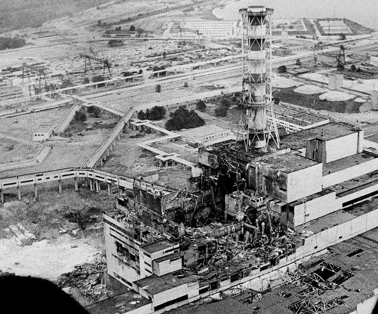 ATOMKATASTROFE. Tjernobylværket efter eksplosionen i 1986. Den rev betonvæggene omkring Reaktor 4 ned og åbnede dermed for et omfattende, radioaktivt udslip fra de brændende brændselsstave. Arkivfoto. 