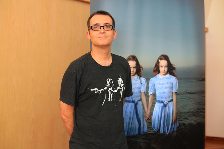 Anklaget. Festivalchef Ángel Sala foran plakaten for sidste års filmfestival i Sitges, hvor han viste 'A Serbian Film', som nu kan sende ham i fængsel. 