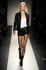 Punk. Et modehus som Balmain kreerer nu nittejakker, hullede jeans og T-shirts med sikkerhedsnåle. 