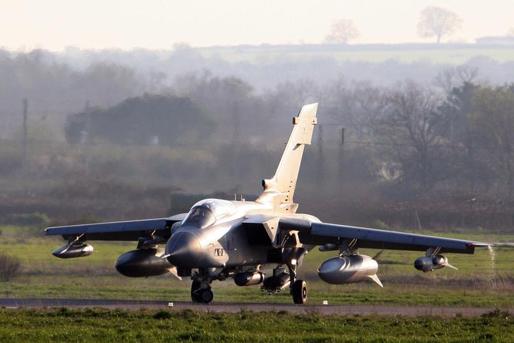 Krig. Et britisk jagerfly lander på en base i Italien efter togt over Libyen. 