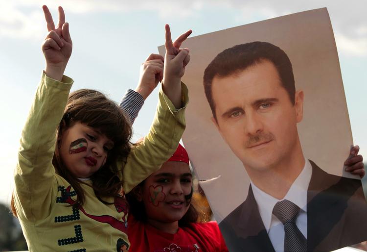 Populær. Bashar Assad er omgivet af en frygtblandet popularitet, der måske kan redde ham fra at lide samme skæbne som andre arabiske diktatorer. 