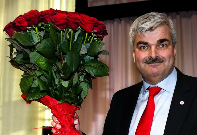 Leder. Håkan Juholt er valgt enstemmigt ved en ekstraordinær partikongres i Stockholm. 