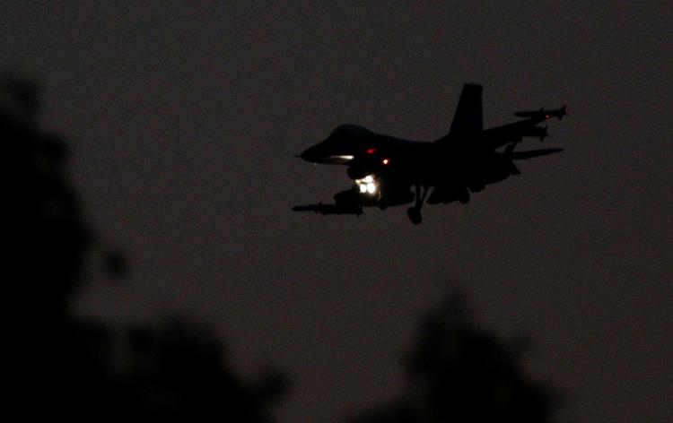 militæraktion. Et dansk F-16-kampfly lander i går torsdag på Sicilien, hvorfra de danske fly opererer. 