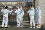 Farligt. Arbejdere ved det japanske kernekraftværk Fukushima Daiichi. 