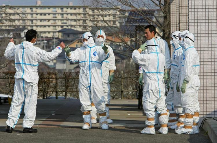 Farligt. Arbejdere ved det japanske kernekraftværk Fukushima Daiichi. 