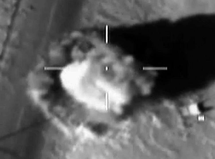 militærindsats. Billedet her er taget af britisk militær og viser angiveligt et luftangreb i nærheden af byen Ajdabiya på en af Gaddafis kampvogne, der sprænges i stykker. 