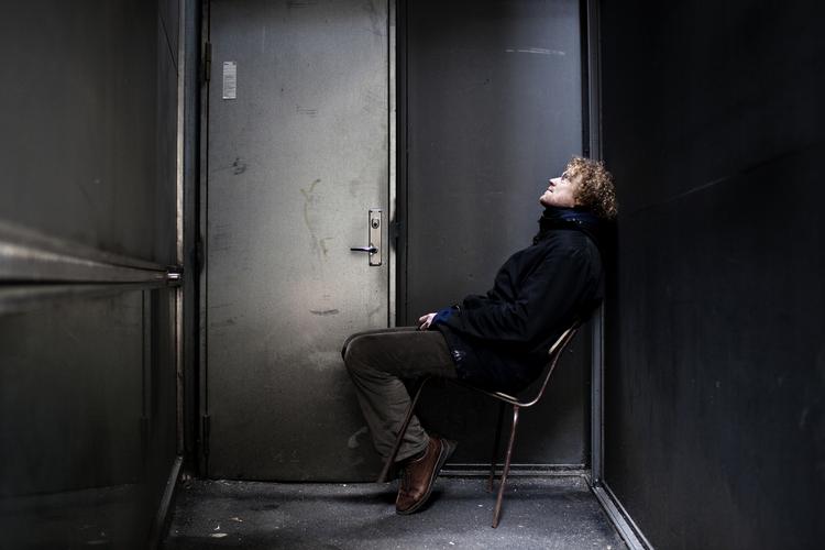 krøllet. Forfatteren Lars Frost mener, han har ramt bunden lige så hårdt, som det danske samfund har, i sin nye fremtidsroman 'Skønvirke'. 