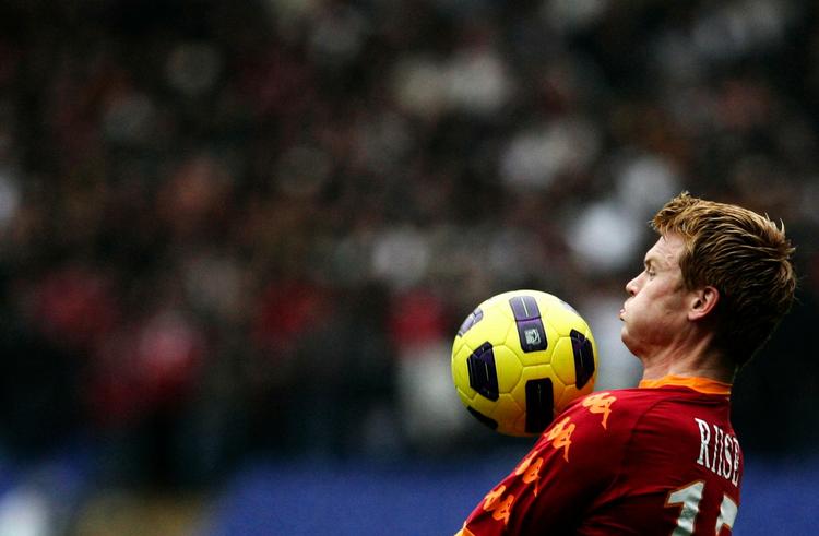 Farlig. John Arne Riise er kendt for sit temperament og sit giftige venstreben. 
