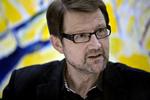 Underdrivelse. Tidligere videnskabsminister Helge Sander (V) har tidligere sagt, at han kun har kontaktet justitsministeren én gang for at rykke for svar til Milena Penkowa. Det er en underdrivelse, viser det sig nu. 