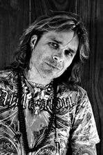 musikcirkus. Mike Tramp kalder sit band for Rock’n’Roll Cirkuz. Men ellers er der ikke meget rock og rul over hans musik, der mere lyder som P4-pop, mener Djævlens Advokat. 