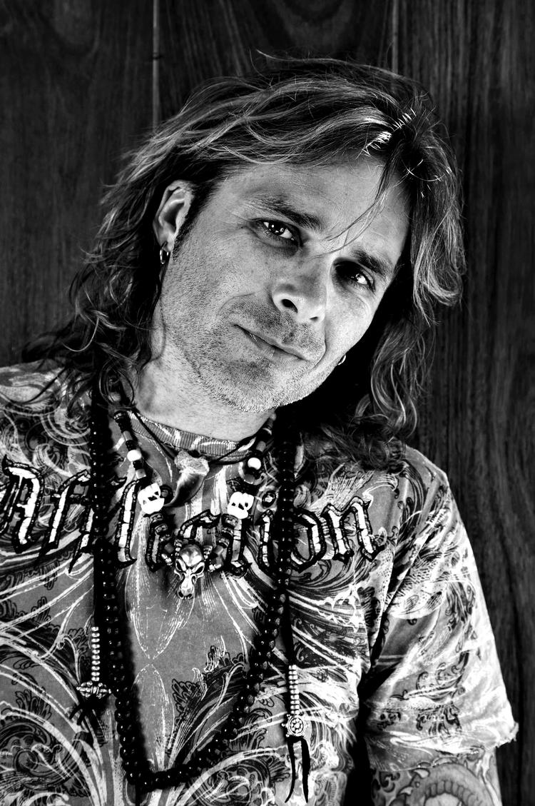 musikcirkus. Mike Tramp kalder sit band for Rock’n’Roll Cirkuz. Men ellers er der ikke meget rock og rul over hans musik, der mere lyder som P4-pop, mener Djævlens Advokat. 