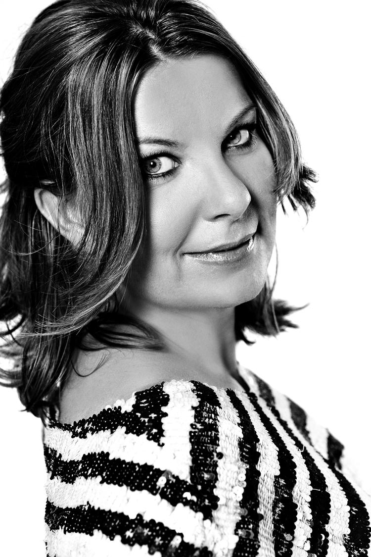 Debutant. Journalist og forfatter Helle Vincentz' første krimi foregår i Kenya. Den næste, 'Den filippinske pirat', udkommer i foråret 2012. 