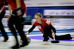 Nederlag. Canada blev stopklods for Helle Nielsen og de øvrige curlingkvinder, der stadig har chancen for at erobre bronzemedaljer ved VM på hjemmebane i Esbjerg. 