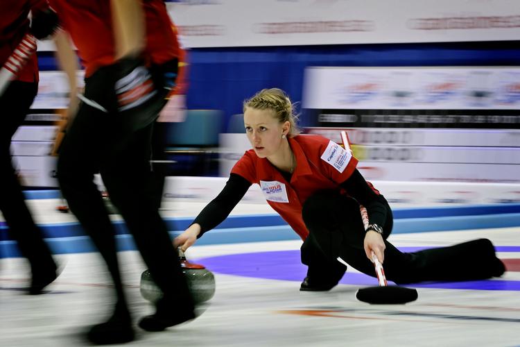Nederlag. Canada blev stopklods for Helle Nielsen og de øvrige curlingkvinder, der stadig har chancen for at erobre bronzemedaljer ved VM på hjemmebane i Esbjerg. 
