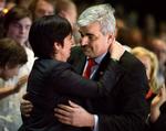 Vagtskifte. Mona Sahlin og hendes afløser som socialdemokraternes leder, Håkan Juholt, gav hinanden en krammer på gårsdagens møde, hvor han blev valgt. 