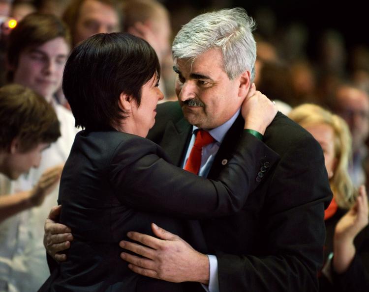 Vagtskifte. Mona Sahlin og hendes afløser som socialdemokraternes leder, Håkan Juholt, gav hinanden en krammer på gårsdagens møde, hvor han blev valgt. 