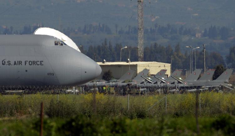 magtforhold. Det er de store amerikanere, der sætter standarden for informationsniveauet om indsatsen i Libyen, siger Flyvevåbenet. Her holder de danske fly på deres base på Sicilien. 