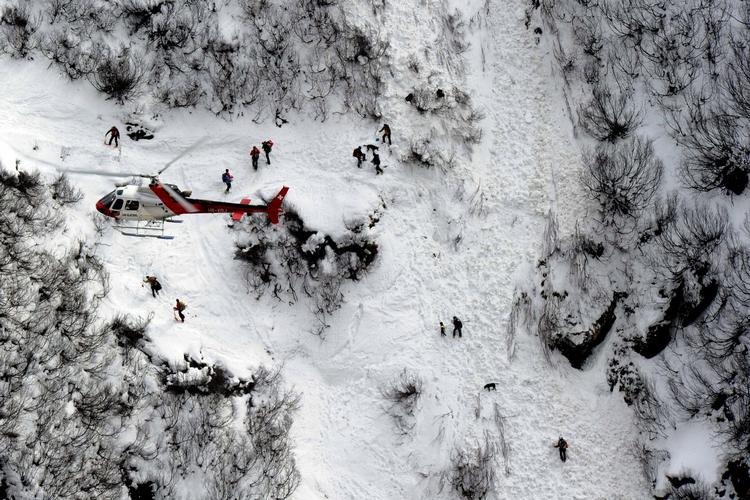 lavine. Redningsfolk leder efter de forsvundne personer. 