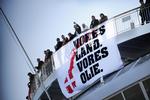 Hjemkomst. Det kreative banner var hængt op på DFDS-skibet, der bragte 900 danske fans til Oslo til morgen. Og en gruppe af dem tager ikke hjem, før de har generobret lillebror. 