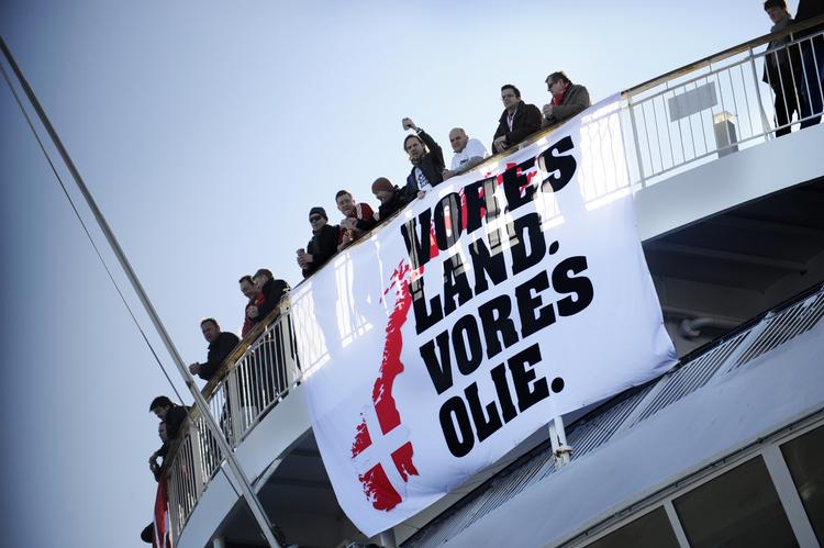Hjemkomst. Det kreative banner var hængt op på DFDS-skibet, der bragte 900 danske fans til Oslo til morgen. Og en gruppe af dem tager ikke hjem, før de har generobret lillebror. 