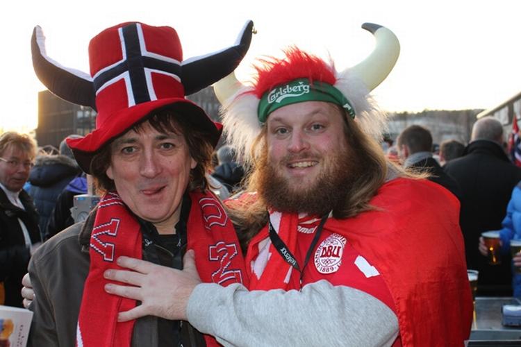 FORBRØDRING. Jan Thorøe er halvt norsk og halvt dansk og på derfor den helt rigtige at stille spørgsmålet - hvem er de mest rigtige vikinger? Det myldrede i hvert fald med dem foran Ullevaal op til kampstart. Her har Jan fundet sig en norsk legekammerat. 