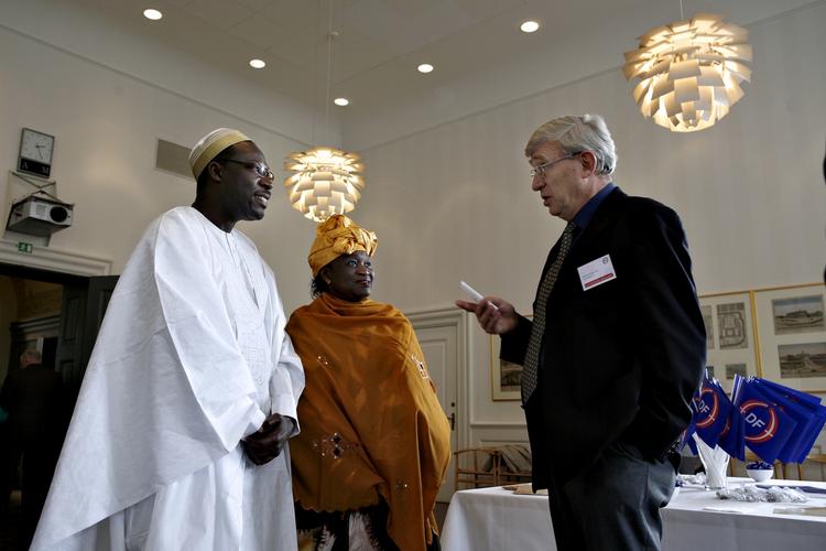 statsborgerskabsdag. Her fra arrangementet i 2007, hvor Elhadj Diop og Fatou Diop gik på besøg hos Søren Krarup (DF). Krarup Søren Krarup stemmer konsekvent nej til dispensationsansøgninger om statsborgerskab fra syge mennesker. 
